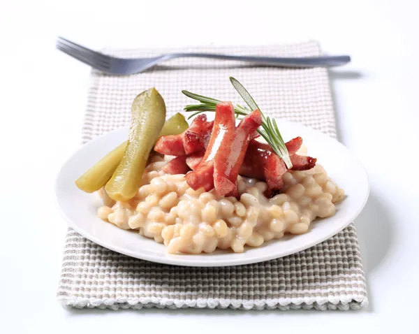 White bean salad with sausages — Stock Photo, Image