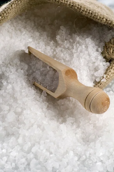 Θαλασσινό αλάτι σε ένα σάκο λινάτσα — Φωτογραφία Αρχείου