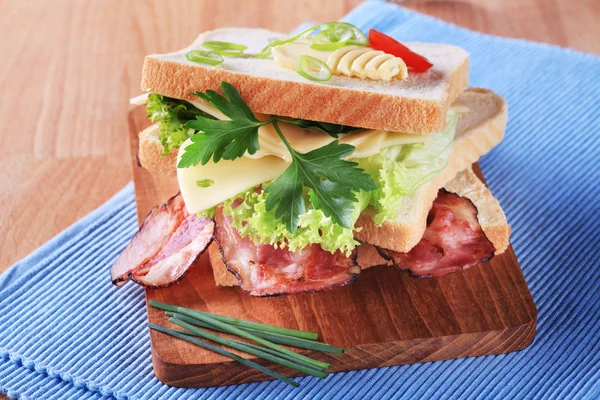 Bacon en kaas sandwich — Stockfoto