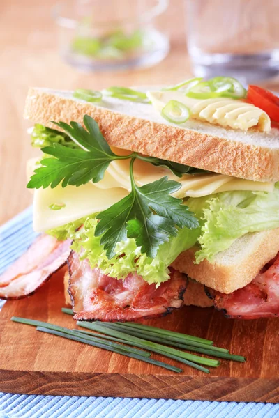 Sandwich au bacon et fromage — Photo