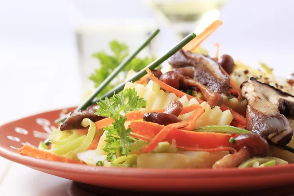 Salada de batata e cogumelos — Fotografia de Stock