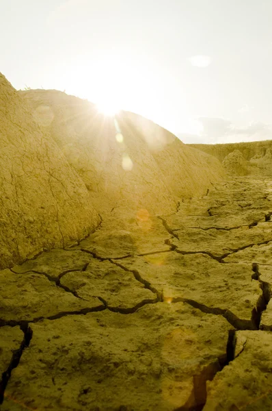 Kurak arazi üzerinde güneş ayarı — Stok fotoğraf