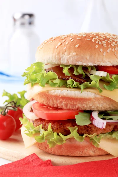 Doppelter Burger — Stockfoto