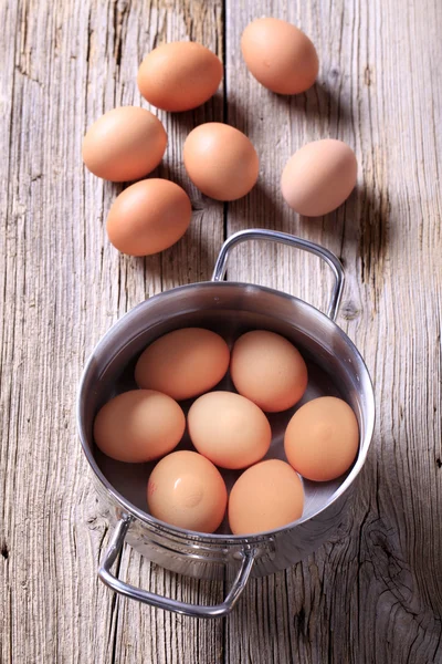 Los huevos castaños en la cacerola —  Fotos de Stock