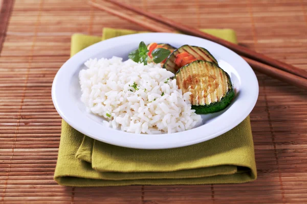 Reis und gegrillte Zucchini — Stockfoto