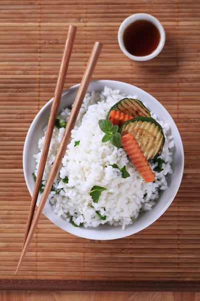 Άσπρο ρύζι και κολοκυθάκια σχάρας — Φωτογραφία Αρχείου