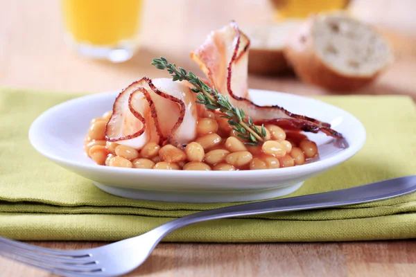Baked beans and bacon — Stock Photo, Image