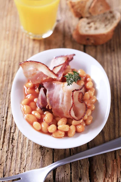 Baked beans and bacon — Stock Photo, Image