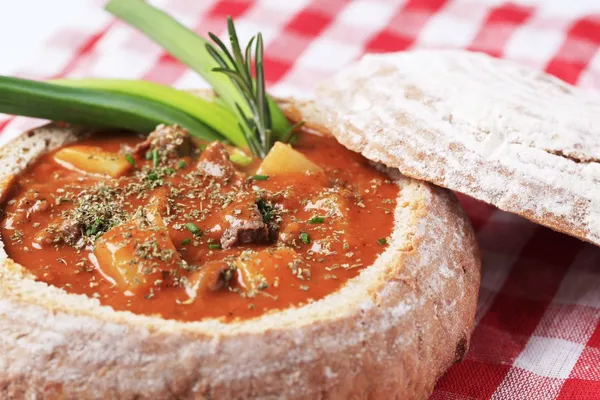 Beef stew in a bread bowl — Stock Photo, Image