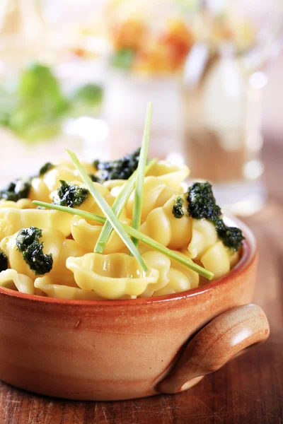 Gekookte pasta en pesto — Stockfoto