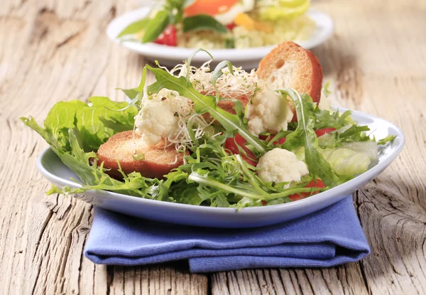 Karnabahar ve crostini yeşil salata — Stok fotoğraf