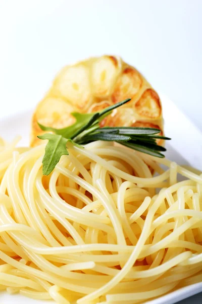 Spagetti ve fırında sarımsaklı — Stok fotoğraf