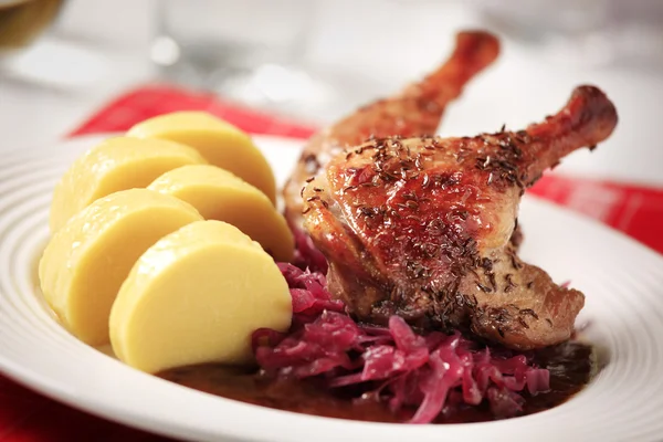 Kızarmış ördek, kırmızı lahana ve patates köfte — Stok fotoğraf