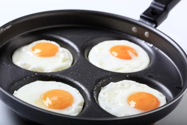 Vier gebakken eieren — Stockfoto