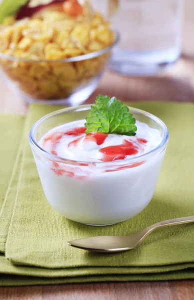 Чаша йогурта — стоковое фото