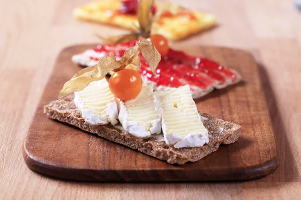 Crackers with cheese and jam — Stock Photo, Image