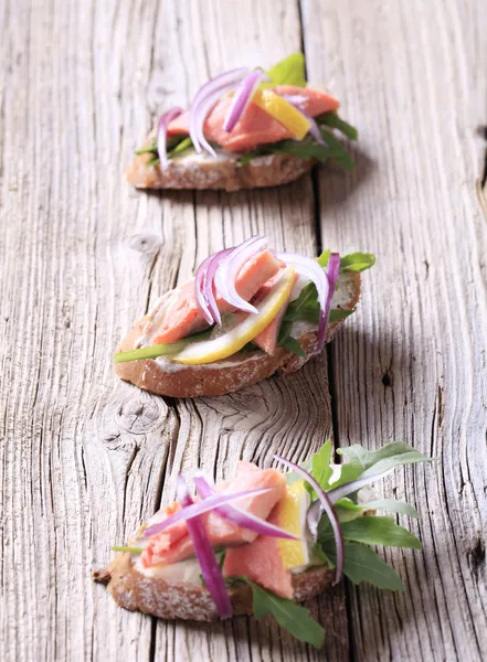 Sanduíches de salmão abertas — Fotografia de Stock