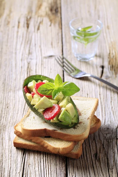 Avocado salade en geroosterd brood — Stockfoto