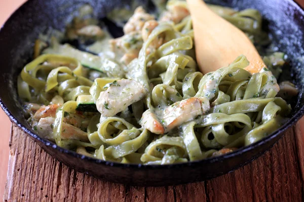 stock image Spinach fettuccine with chicken, basil pesto and cream