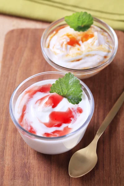 Чашки йогурта — стоковое фото