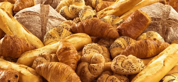 Різноманітність свіжого хліба та випічки — стокове фото
