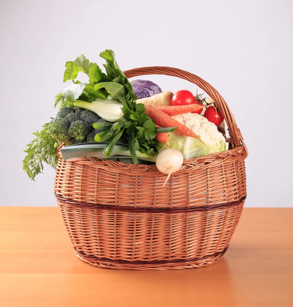 Verduras frescas en una cesta —  Fotos de Stock