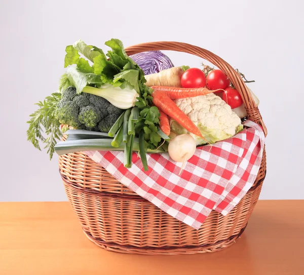 Verse groenten in een mand — Stockfoto