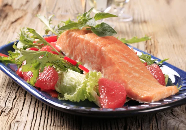 Filetto di salmone e insalata — Foto Stock