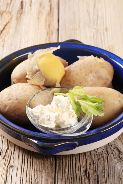 Patatas hervidas y requesón —  Fotos de Stock