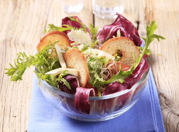 Fresh salad with bake rolls — Stock Photo, Image