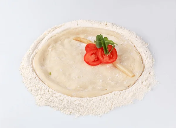 Raw pizza dough — Stock Photo, Image