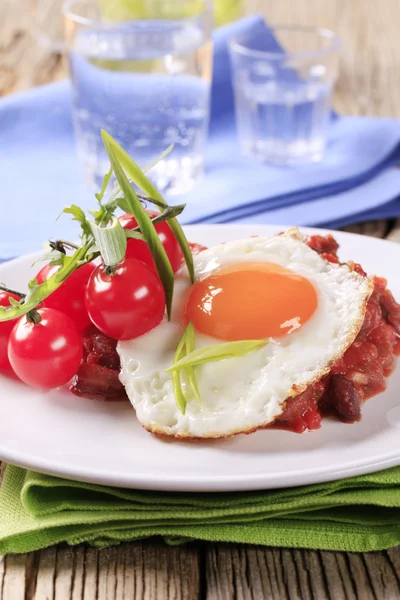 Vegetarian chili and fried egg — Stock Photo, Image