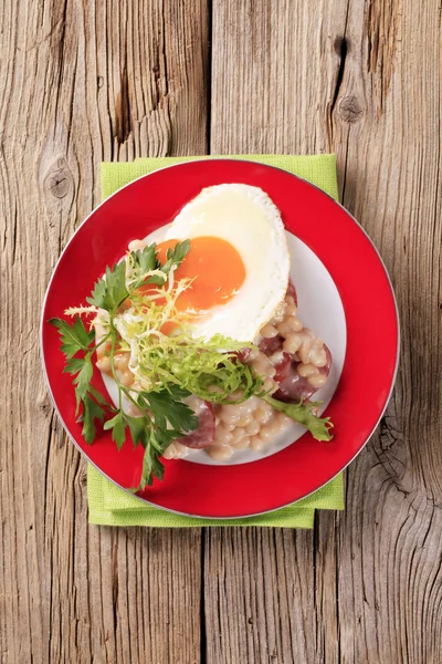 White beans and fried egg — Stock Photo, Image