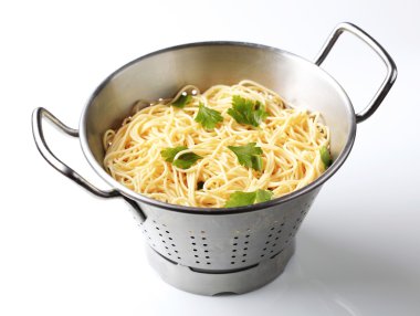 Süzgeçli spagetti.