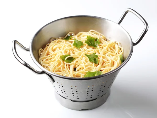 Spaghete într-un colander — Fotografie, imagine de stoc