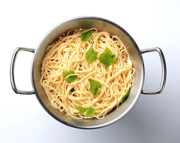 Espaguete em um escorredor — Fotografia de Stock