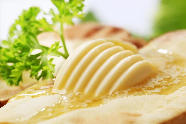 Fonte du beurre sur les pommes de terre cuites au four — Photo