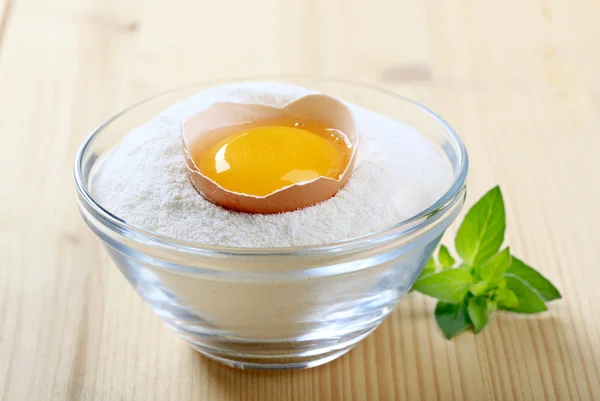 Fresh egg and flour — Stock Photo, Image