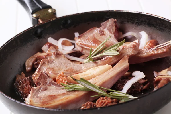 구운 양고기 갈비와 버섯 — 스톡 사진