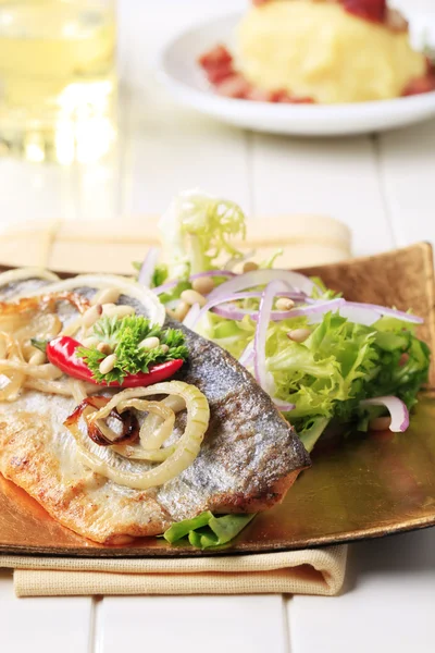 Pan-roasted trout and green salad — Stock Photo, Image