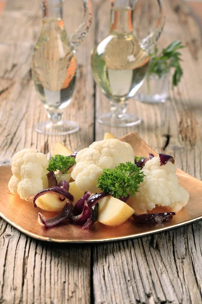 Cauliflower Potato Wedges Garnished Spanish Onion — Stock Photo, Image