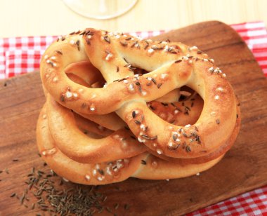 Kimyon tohumları ve tuz ile tepesinde yumuşak pretzels