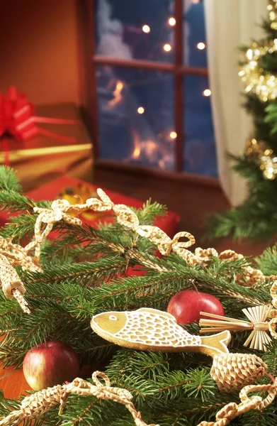 Traditionelle Weihnachtsdekoration Auf Einem Immergrünen Zweig — Stockfoto
