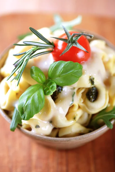 Kom Van Tortellini Met Pesto Saus — Stockfoto