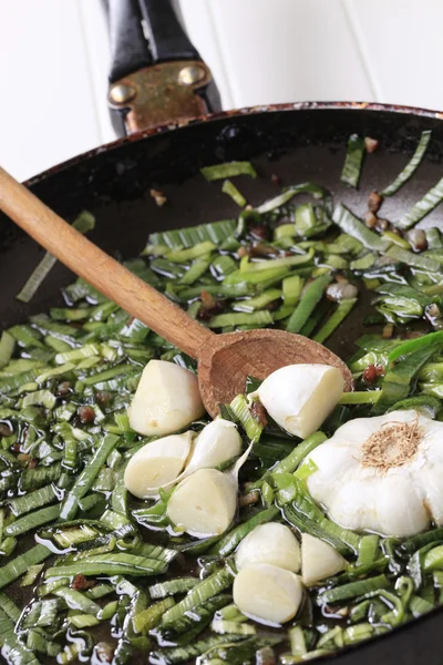Mescolare la frittura di cipollotti e aglio — Foto Stock