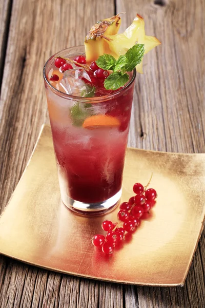 Glass Iced Drink Garnished Fresh Fruit — Stock Photo, Image