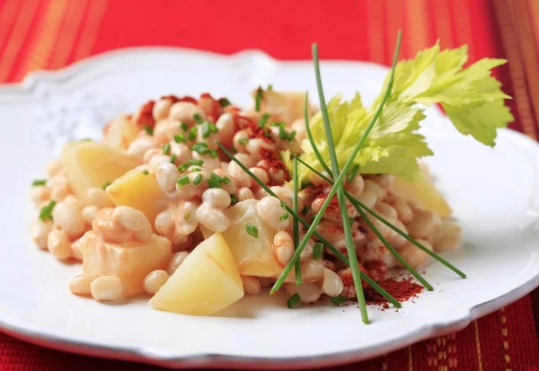 チャイブと振りかけられる白い豆とジャガイモのサラダ — ストック写真