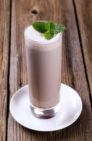 Glas Choklad Mjölk Shake Träbord — Stockfoto