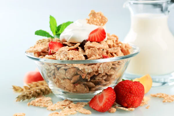 Skål Med Frukostflingor Toppad Med Vit Yoghurt — Stockfoto