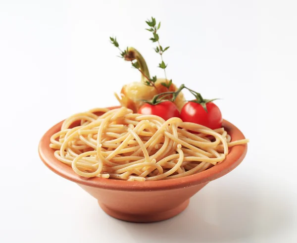 Espaguetis Trigo Entero Cocidos Tazón Terracota —  Fotos de Stock